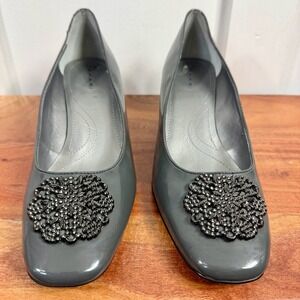Tahari Sherry Grey Patent Pointed Toe Embellished Block Heel Pumps Womens Sz 9M